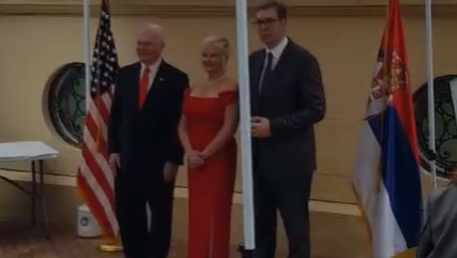 PREDSEDNIK VUČIĆ NA SVEČANOM PRIJEMU U AMBASADI SAD-a Danas je značajan dan, visoki zvaničnici raspoloženi i uprkos kiši (FOTO)