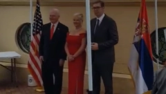 PREDSEDNIK VUČIĆ NA SVEČANOM PRIJEMU U AMBASADI SAD-a Danas je značajan dan, visoki zvaničnici raspoloženi i uprkos kiši (FOTO)