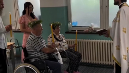 BAKA I DEKA SE VENČALI U STARAČKOM DOMU: Venčao ih sveštenik Aleksandar Praščević pred svedocima (VIDEO)