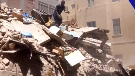 GOLIM RUKAMA IZVLAČILI LJUDE IZ RUŠEVINA! Najmanje 14 MRTVIH nakon pada trospratne zgrade: Snimak unosi JEZU! (VIDEO)