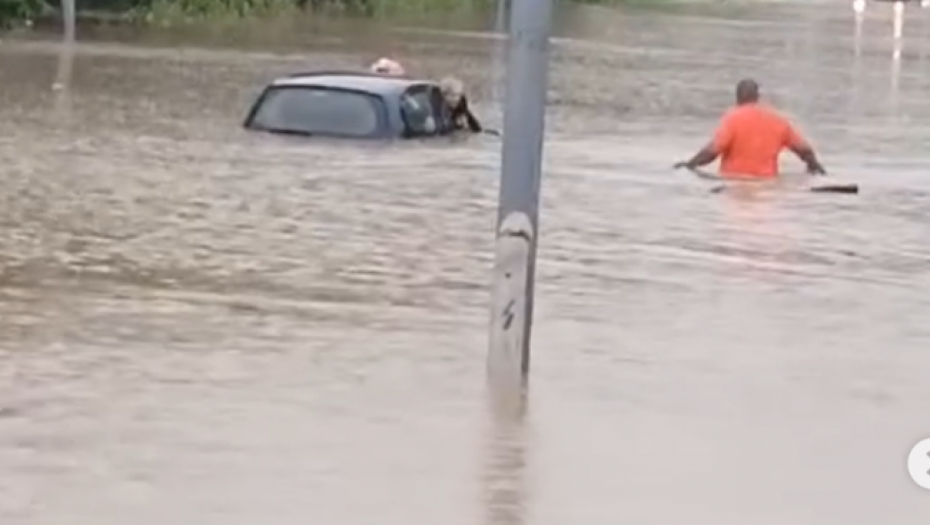 OVO SU PRAVI JUNACI! Radnici "Gradske čistoće" spasili deku od DAVLJENJA (VIDEO)
