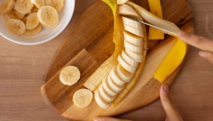 DODAJTE OVO BANANAMA I NIKAD NEĆE DA POTAMNE Dve namirnice zbog kojih izgledaju kao tek kupljene