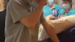 DOKTORI NISU ZNALI KOME PRE DA POMOGNU Muškarac prisustvovao ženinom POROĐAJU, pa se desilo OVO - snimak videlo 23 miliona ljudi! (VIDEO)