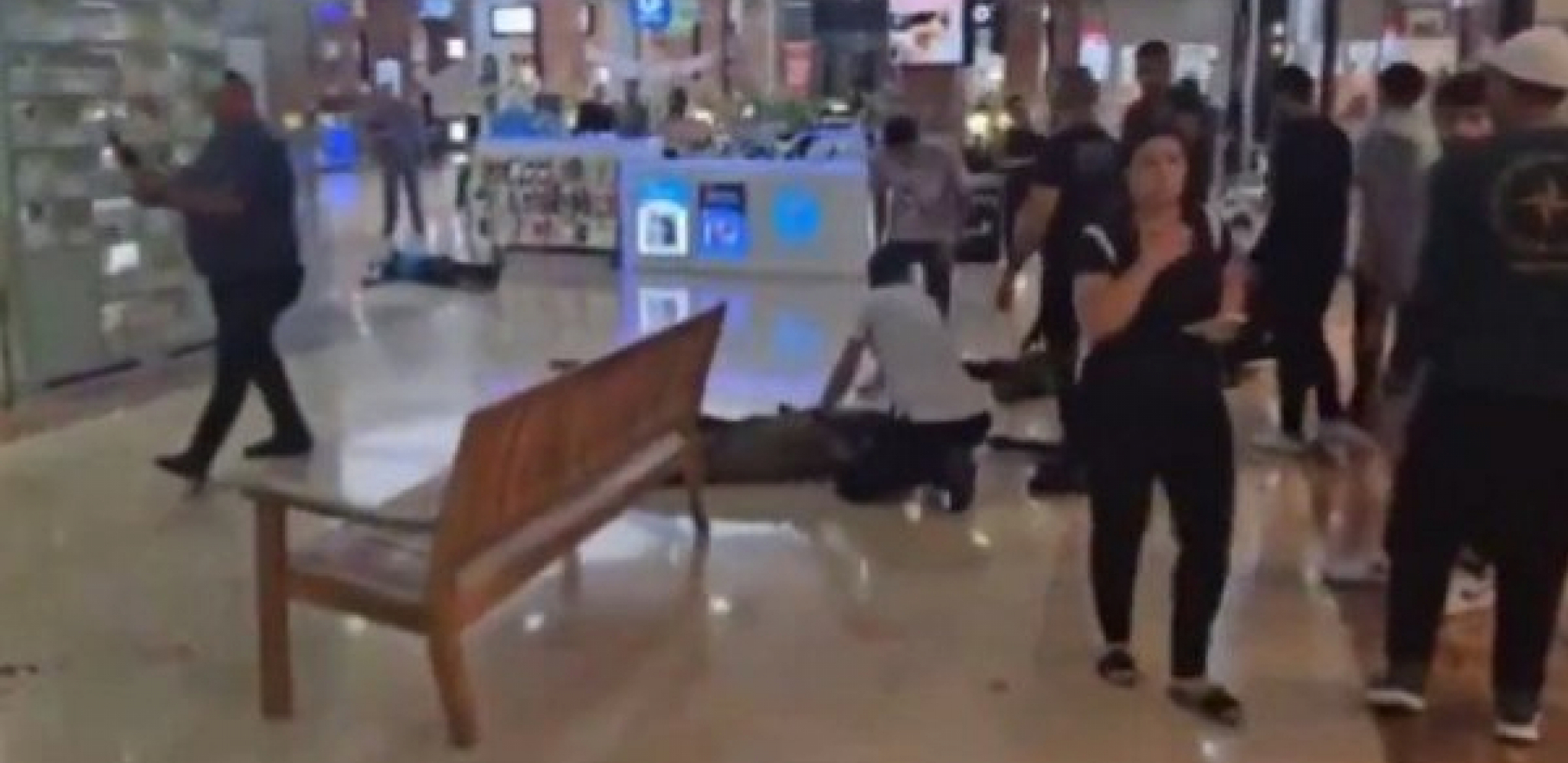 TERORISTIČKI NAPAD U IZRAELU Strava i panika u tržnom centru, ima ranjenih! (VIDEO)