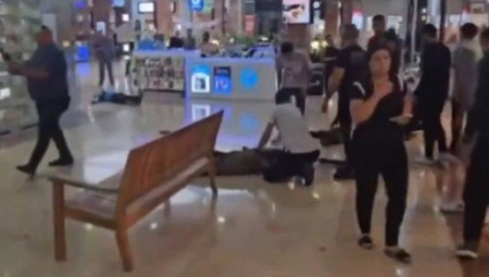 TERORISTIČKI NAPAD U IZRAELU Strava i panika u tržnom centru, ima ranjenih! (VIDEO)