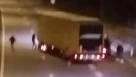 "JA BIH IH ZGAZIO" Drama nasred auto-puta kod Novog Sada! Ljudi gledaju i ne veruju (VIDEO)