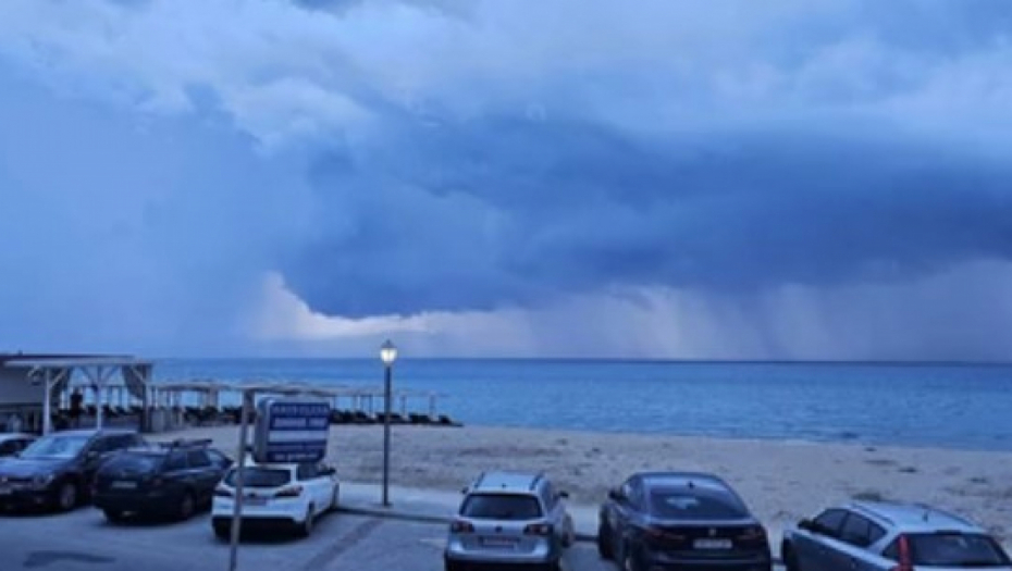 GRCI POSLALI UPOZORENJE NA MOBILNE TELEFONE! Oluja može biti udaljena oko 40 kilometara i da vas grom udari