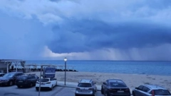 GRCI POSLALI UPOZORENJE NA MOBILNE TELEFONE! Oluja može biti udaljena oko 40 kilometara i da vas grom udari