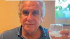 LJUDI NE VERUJU KAKAV FRAJER! Devojka podelila očevu fotografiju iz mladosti, korisnici mreža oduševljeni (VIDEO)