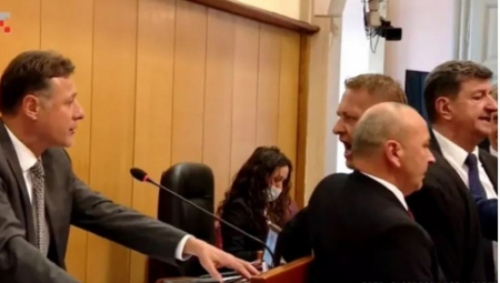 NOVI SKANDAL U HRVATSKOM SABORU! Poslanik uzvikivao ustaške pokliče, nakon čega je pozvao poslanike DPS-a u posetu