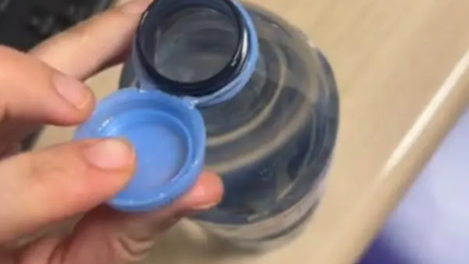 KAKO SE KORISTE NOVI ČEPOVI Flaše smo sve vreme otvarali pogrešno! (VIDEO)