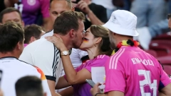 RASTURILA MU BRAK SA DŽEPNOM VENEROM Novinarka Lena Vurcenberger ne krije sreću pored selektora Nemačke
