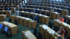 SKANDAL NA SEDNICI EVROPSKOG PARLAMENTA! Rumunka sa brnjicom na licu izbačena iz sale zbog protesta protiv Ursule fon der Lajen!