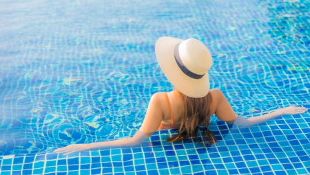 NAJČEŠĆE BOLESTI KOJE MOŽETE "POKUPITI" NA BAZENU Vrebaju u vodi, a ova grupa ljudi je posebno osetljiva