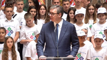 "PATRIOTIZAM KAD JE POTPUN, ISTOVREMENO JE I PLEMENIT" Vučić sa srpskom decom iz regiona i dijaspore citirao Jovana Dučića