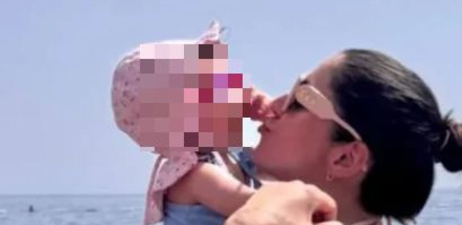 NADICA ADEMOV SE SKINULA I POKAZALA TRUDNIČKI STOMAK! Pevačica odvela ćerku na more, ne skida osmeh s lica, sve objavila javno