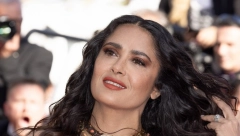 SELMA HAJEK SE NE MENJA Brutalna lepotica očarala oblinama na naslovnici poznatog magazina, mreže se usijale