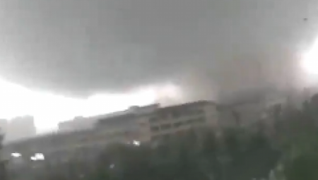 UŽASAVAJUĆE! TORNADO RAZARA SVE PRED SOBOM Jedna osoba poginula, desetine povređeno (VIDEO)