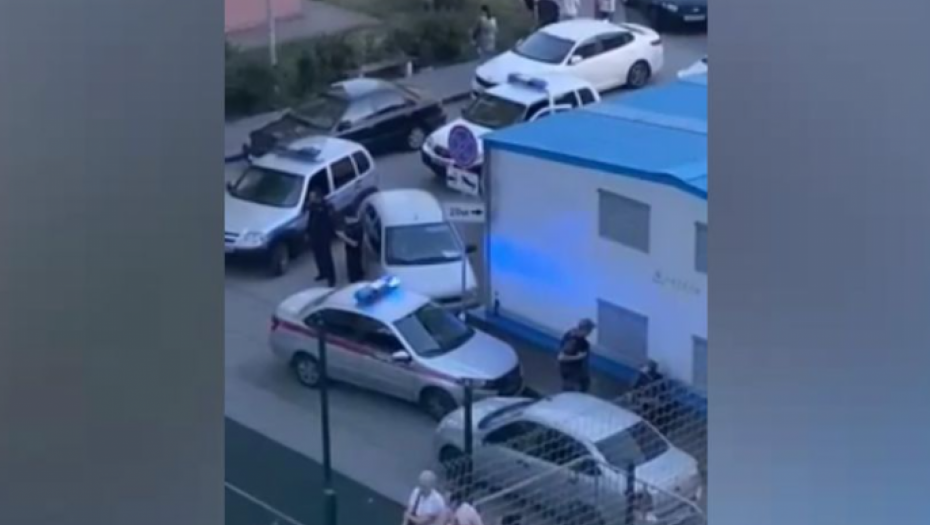 MAJKA ODGRIZLA SINU (3) DVA PRSTA ISPRED ZGRADE Dete nije ni pisnulo, bio je sav krvav