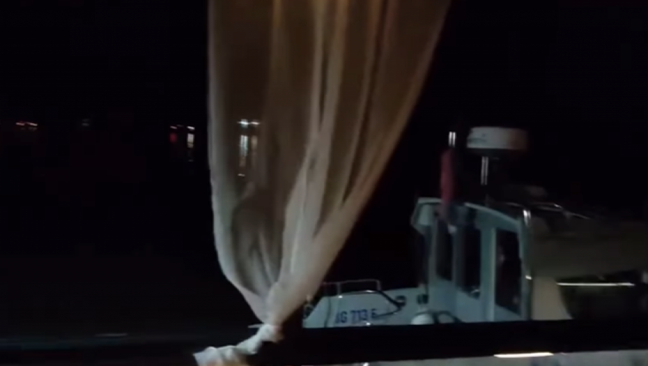 DRAMA NA SAVSKOM KEJU, TERETNI BROD UDARIO U ČAMAC Dečak spasen, u toku potraga za DVE OSOBE (VIDEO)