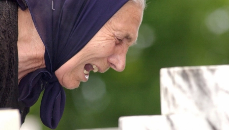 NEKA PONOVO VIDE ONI KOJI IGNORIŠU SRPSKE ŽRTVE Postavljene stotine fotografija ubijenih Srba uz put do Srebrenice