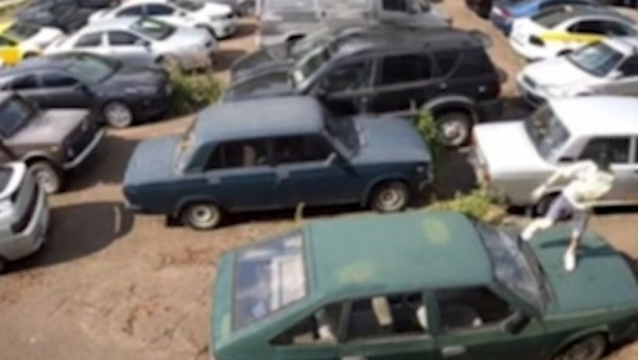 NOGAMA RAZBIJALI ŠOFERŠAJBNE, VADILI AKUMULATORE Huligani divljali na parkingu, pa zažalili