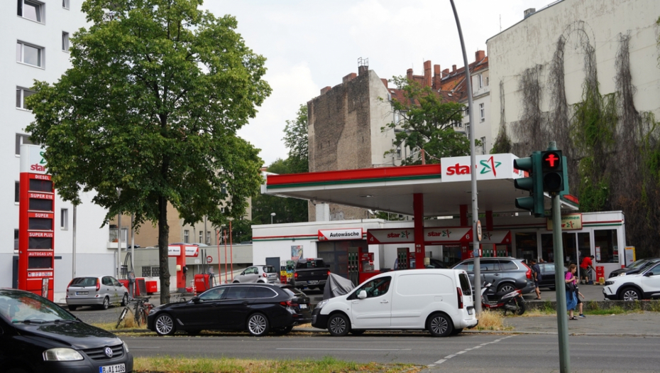 ZUBARKA IZAZVALA HAOS NA BENZINSKOJ Gola golcata vitlala mačetom i vikala "ja sam u džungli"
