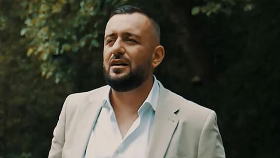 Zovu ga kraljem bakšiša: Dijaspora ludi za Emirom, devojke padaju na njegov šarm, a kada čujete kako je otpevao ovaj Sinanov hit, bukvalno ćete se naježiti