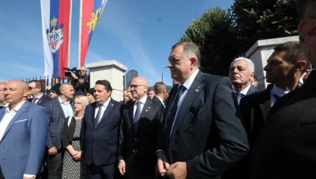 Premijer Vučević položio venac povodom 32 godine od stradanja Srba u Podrinju