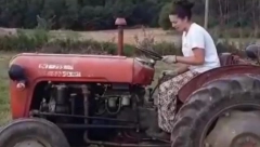 POZNATA GLUMICA NAPUSTILA BEOGRAD Sada ima stado ovaca, baštu i vozi traktor