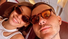 BRENIN SIN UŽIVA SA POZNATOM VODITELJKOM! Viktorov izgled svima privukao pažnju, ali i njen duboki dekolte