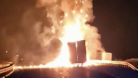 ISPLIVAO DRAMATIČAN SNIMAK: Pogledajte kako gori kamion, vatrogasci se bore sa požarom (VIDEO)