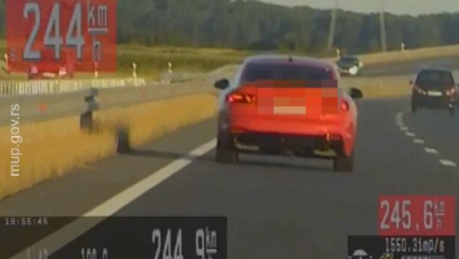 VOZAČ DIVLJAO 246 NA SAT, IZA LEĐA MU IŠAO PRESRETAČ Snimljena bahata vožnja, ovo je kazna koja mu sledi (VIDEO)