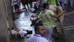 BIKOVI JURILI LJUDE PO ULICI: ŠEST OSOBA POVREĐENO, JEDNA SA TEŽIM RANAMA! Užas na tradicionalnoj trci u Španiji!