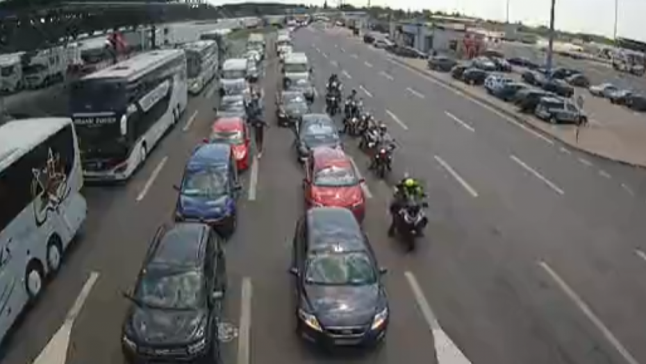 GUŽVA NA HORGOŠU Čeka se dva sata (FOTO)
