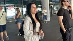 UHVATILI SMO BARBARU BOBAK NA AERODROMU Pevačica bez trunke šminke i u opuštenom izdanju, svi gledaju u jedan detalj