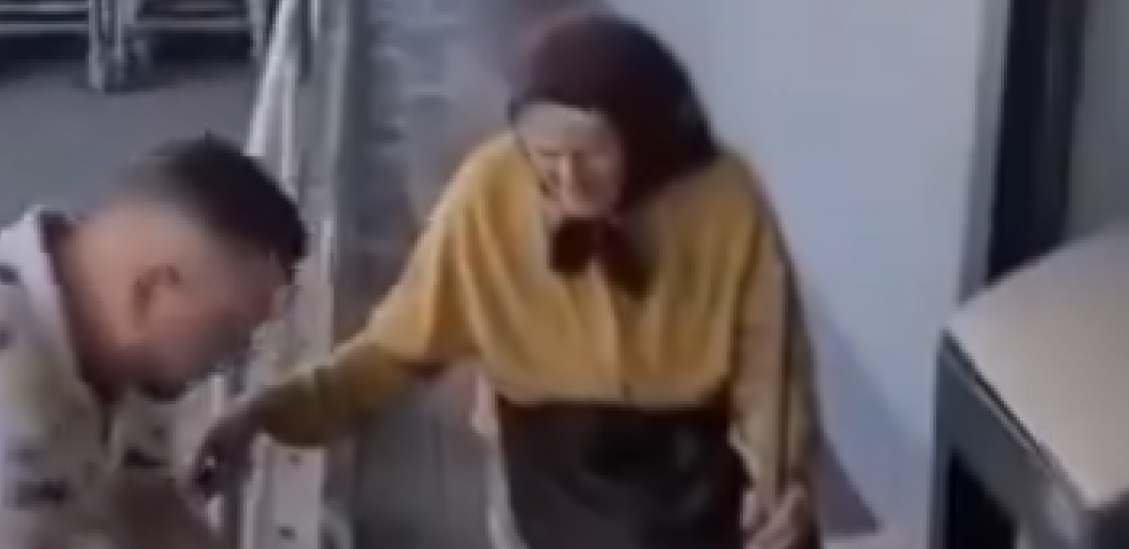 MLADIĆ ZASTAO KOD BAKE KOJA PRODAJE LUK I URADIO NEŠTO NEVEROVATNO Starica u znak zahvalnosti uradila OVO, ljudi se rasplakali (VIDEO)