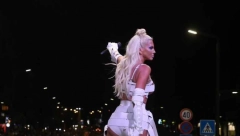 KARLEUŠU GAĐALI NA NASTUPU Pevačica se oglasila i otkrila detalje: Bila sam zaslepljena, videla sam da nešto leti, a onda...