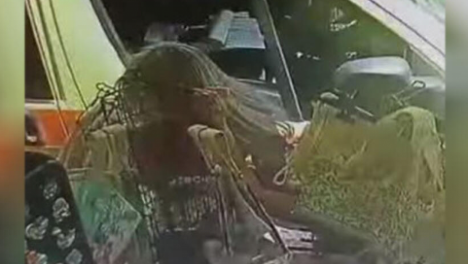ŽENE KUPOVALE SUVENIRE U GRČKOJ, POKOSIO IH AUTO Jeziv snimak - letele su nekoliko metara! (VIDEO)