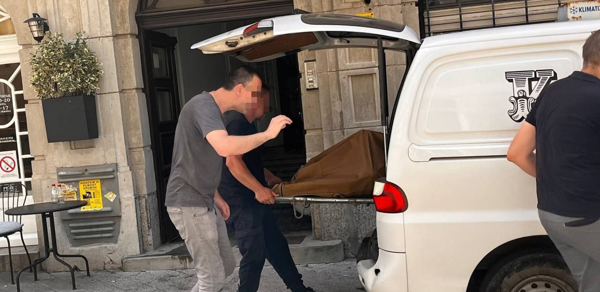 ODNETA TELA MLADIĆA STRADALIH U POŽARU Jednom rođaku pozlilo od bola (FOTO)