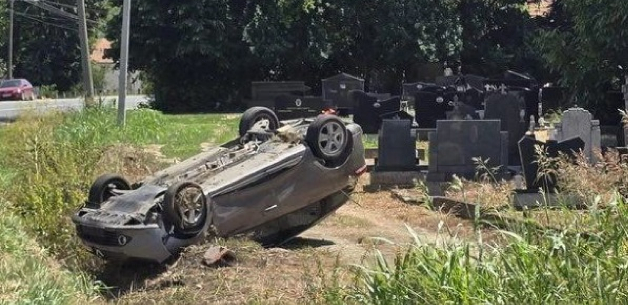 ULETEO KOLIMA NA GROBLJE I PREVRNUO SE NA KROV Šokantna nesreća kod Kruševca (FOTO)