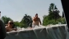 POKRETNI "BAZEN" U BEČEJU! Momci su borbu protiv vrućine podigli na viši nivo, ljudi ne veruju šta su uradili (VIDEO)