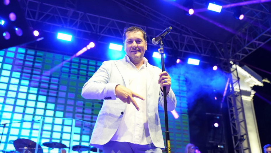 ACO PEJOVIĆ OBORIO REKORD U VRNJAČKOJ BANJI! Pevača dočekalo 50.000 ljudi, trg prepun, ulice zakrčene