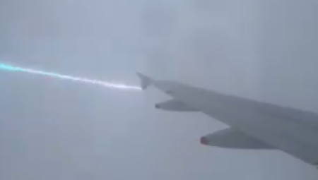 PUTNICI SNIMILI KAKO GROM UDARA U AVION U LETU Evo šta se nakon toga desilo! (FOTO/VIDEO)