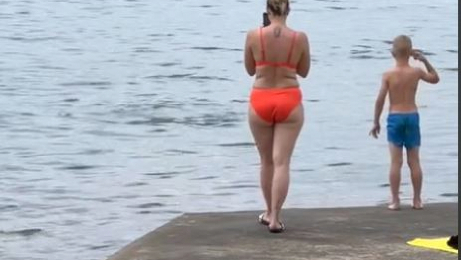 DRAMATIČAN SNIMAK IZ VODICA, SVI IZAŠLI IZ VODE Sa obale posmatrali peraja u plićaku