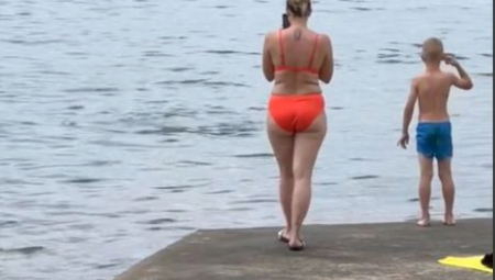 DRAMATIČAN SNIMAK IZ VODICA, SVI IZAŠLI IZ VODE Sa obale posmatrali peraja u plićaku