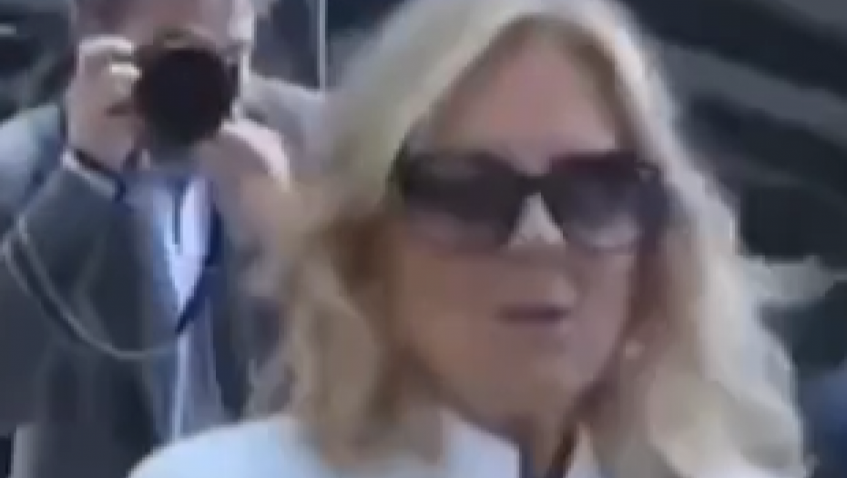 BAJDENOVA ŽENA ODBRUSILA NOVINARU "Ne vičite na mene" (VIDEO)