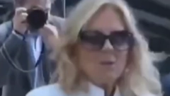 BAJDENOVA ŽENA ODBRUSILA NOVINARU "Ne vičite na mene" (VIDEO)