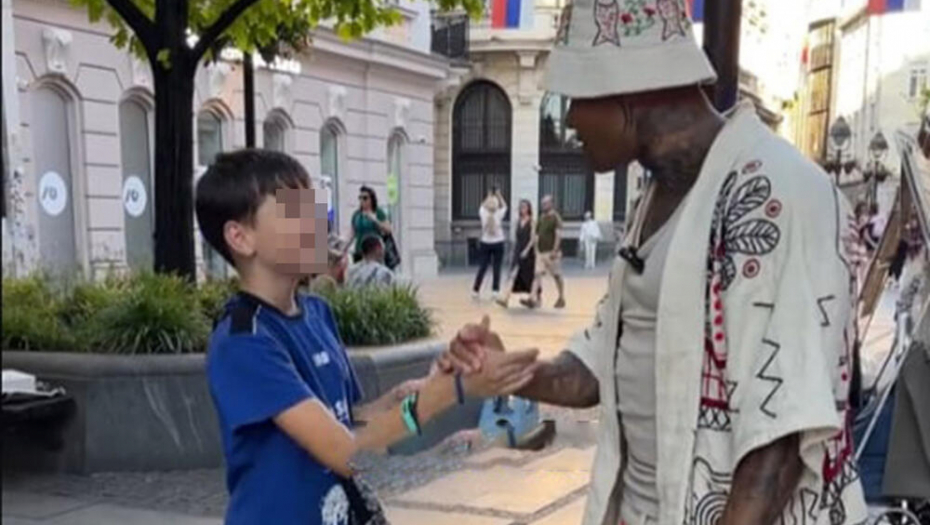 DEČAK PRODAVAO LIMUNADU U KNEZU PA MU JE PRIŠAO POZNATI INFLUENSER! "Ćaskao" je sa njima pa im je postavio OVO PITANJE - mreže gore! (FOTO)
