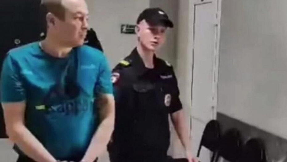 ZET (54) BACIO TAŠTU(84) SA PETOG SPRATA! Gurnuo je s balkona jer im je bila veliki teret! (VIDEO)
